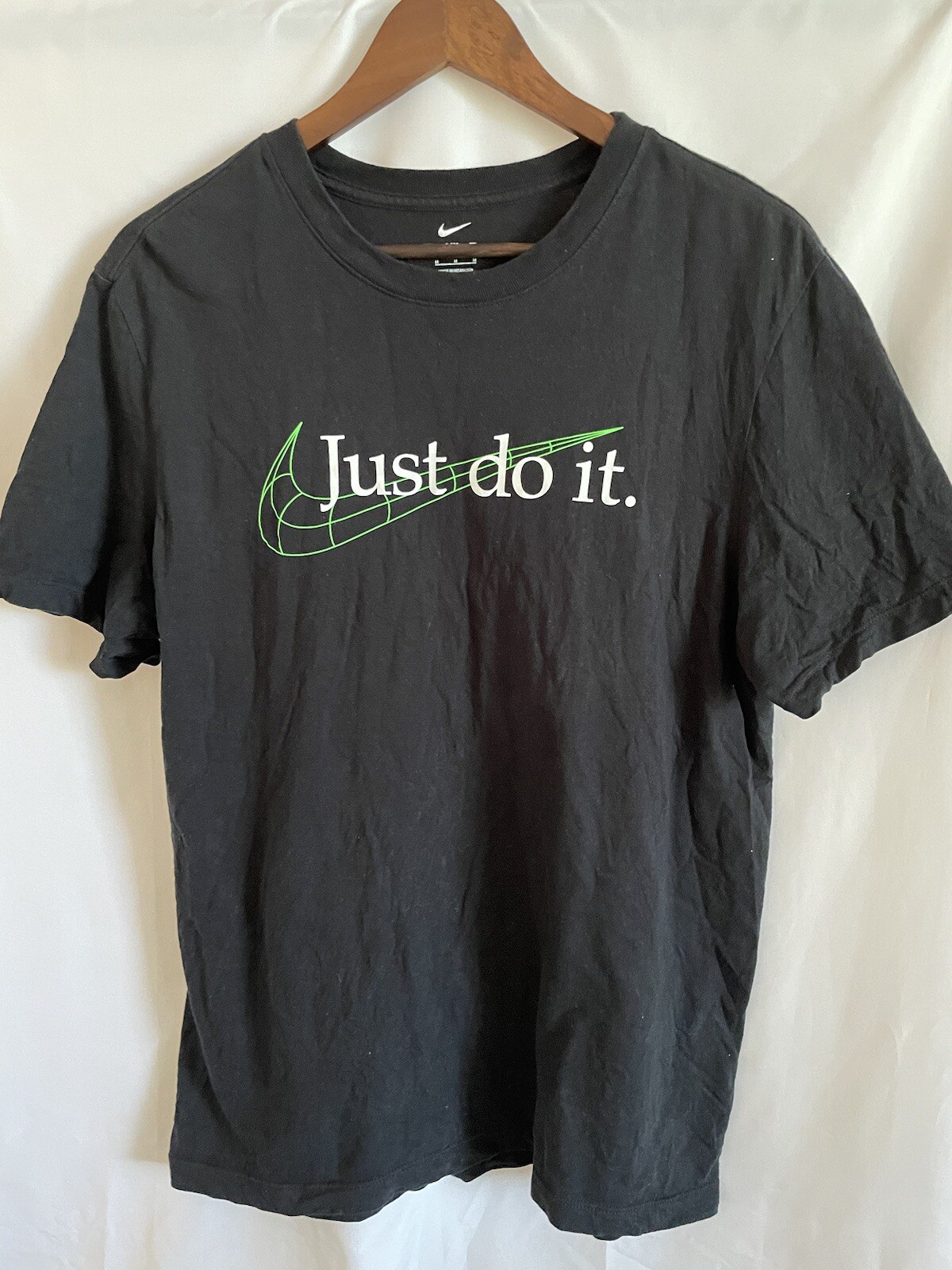 Nike Men’s Sportswear T-Shirt Active Short Sleeve Graphic Tee Medium