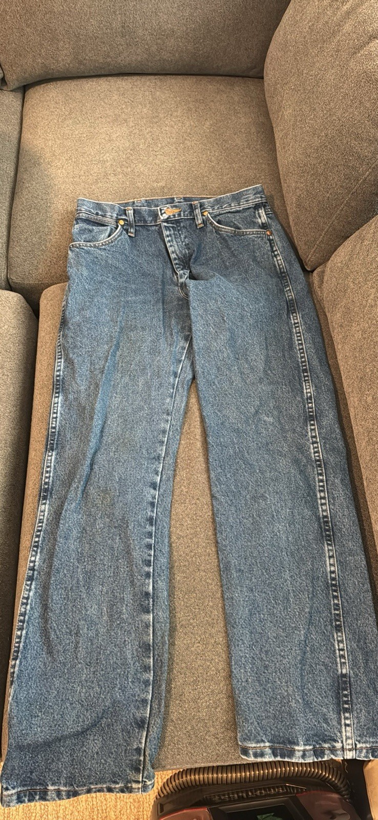 Wrangler 13MWZ Men’s Blue Medium Wash Denim Jeans Straight Fit Mid Rise