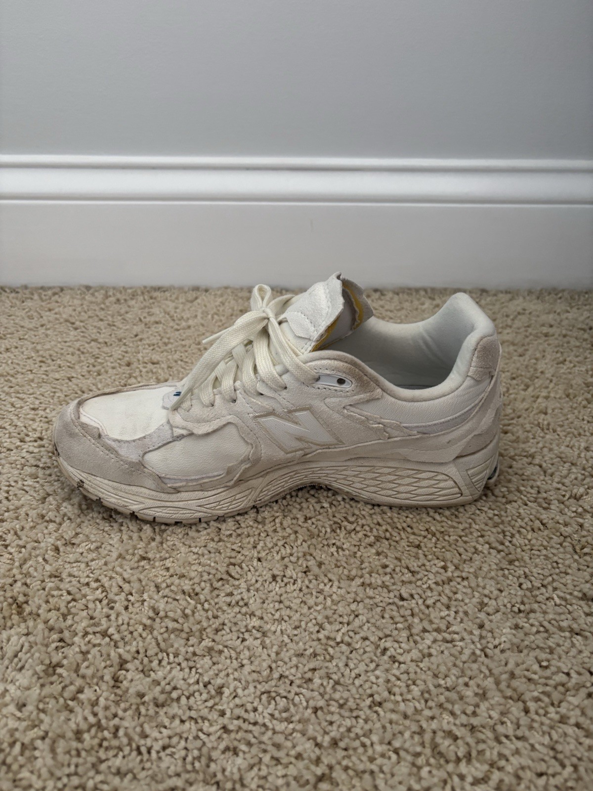 New Balance 2002R Men’s Low Top Lace-Up Athletic Sneakers White/Beige