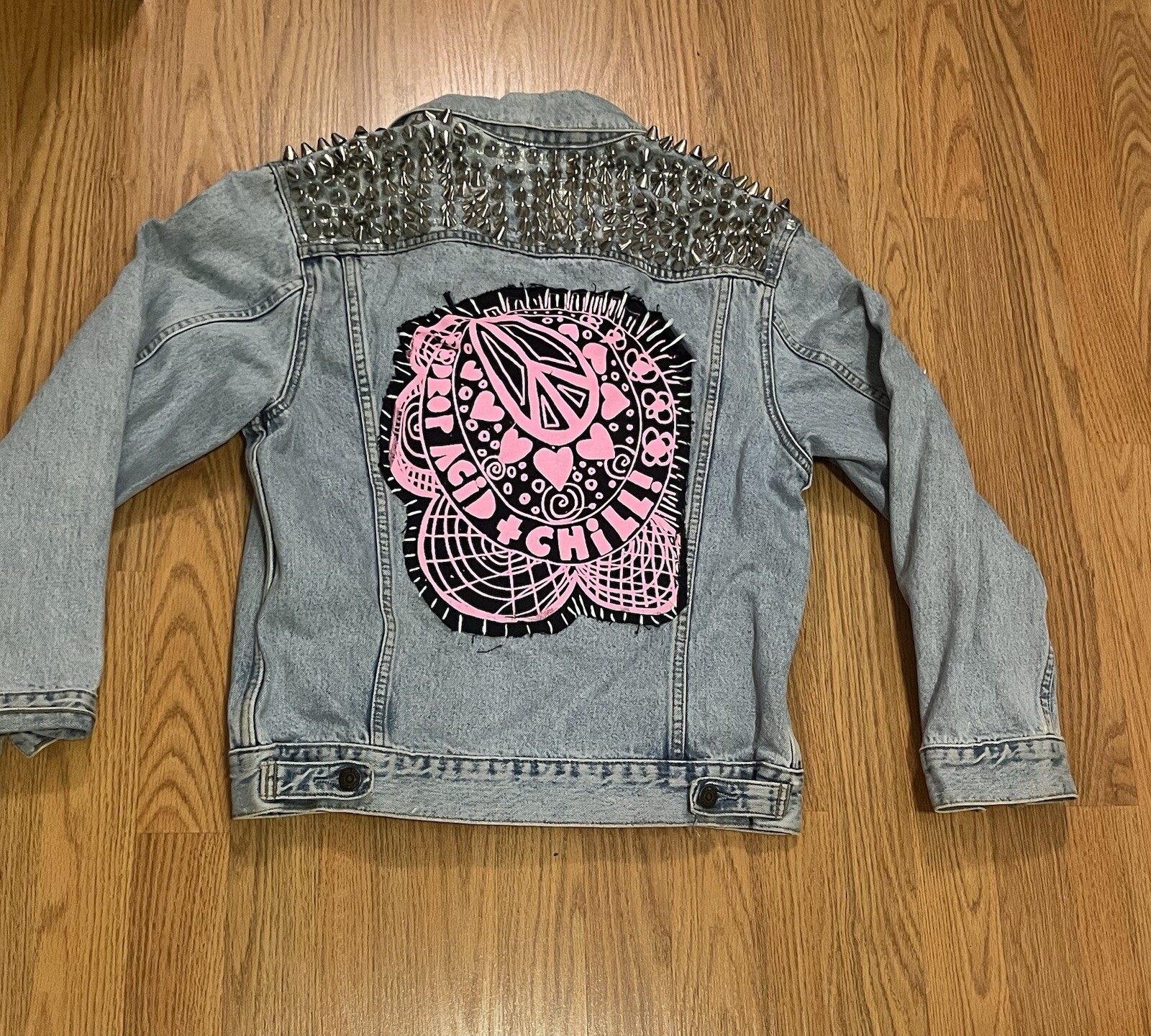 vintage LEVI’S Studded SPIKES Custom Jean Jacket SZ SMALL PATCHES PEACE SIGN 🙂