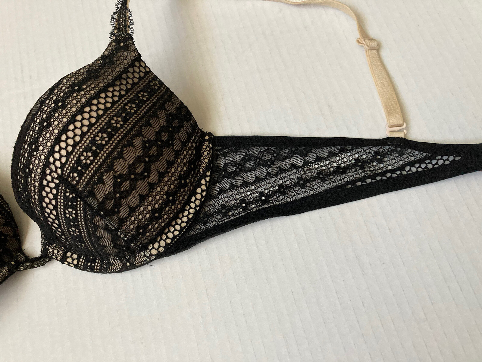 🎄Victoria Secret Underwire Padded Push Up Bra Size 34B /C75
