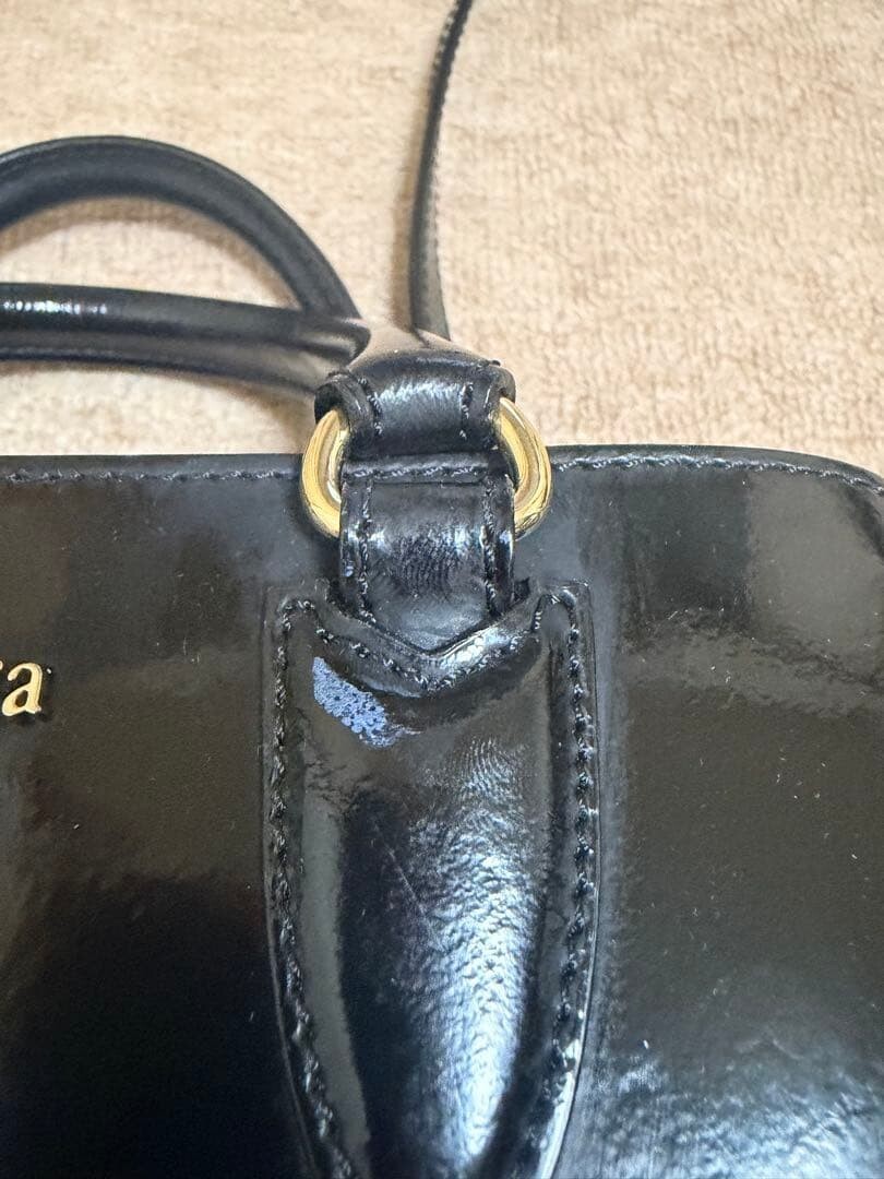 MaxMara Black Patent Leather Shoulder Bag Adjustable Strap Gold Hardware 22cm
