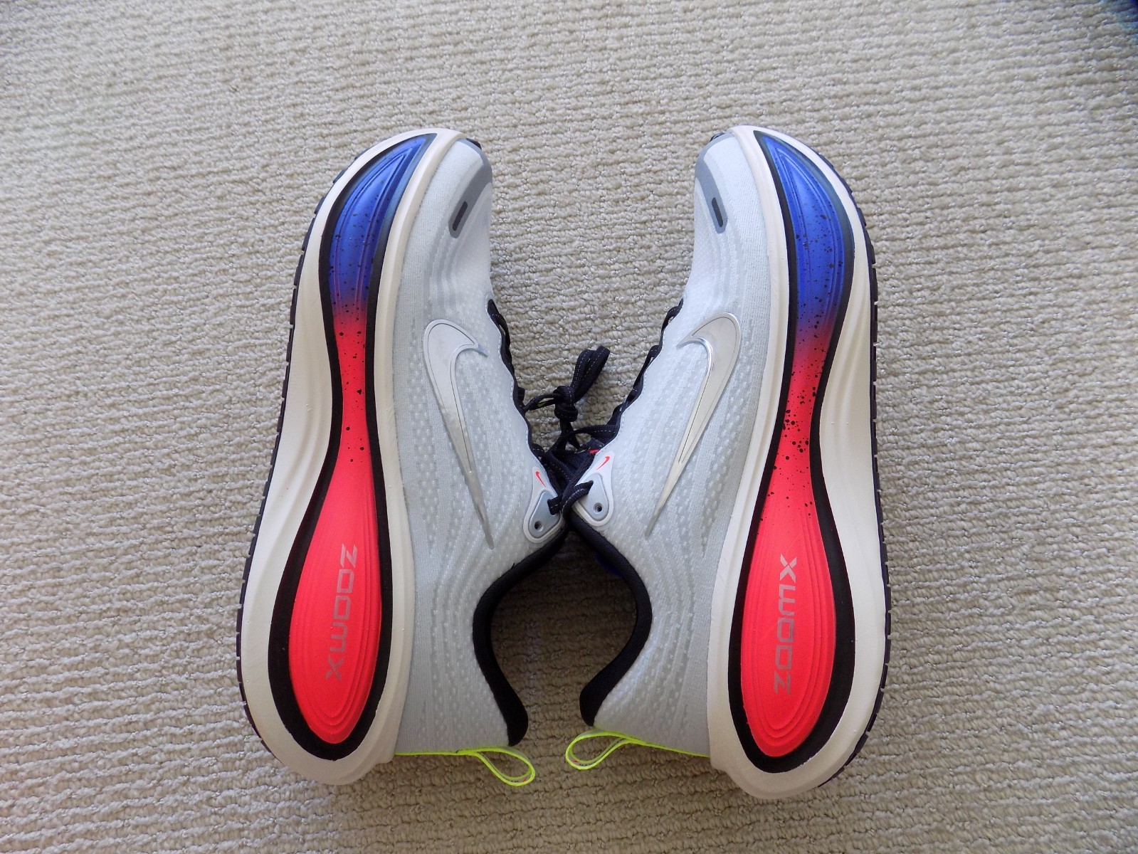 NEW MENS 9 9.5 10 NIKE VOMERO PLUS ROAD RUNNING SHOES WHITE BLACK BLUE IR2984