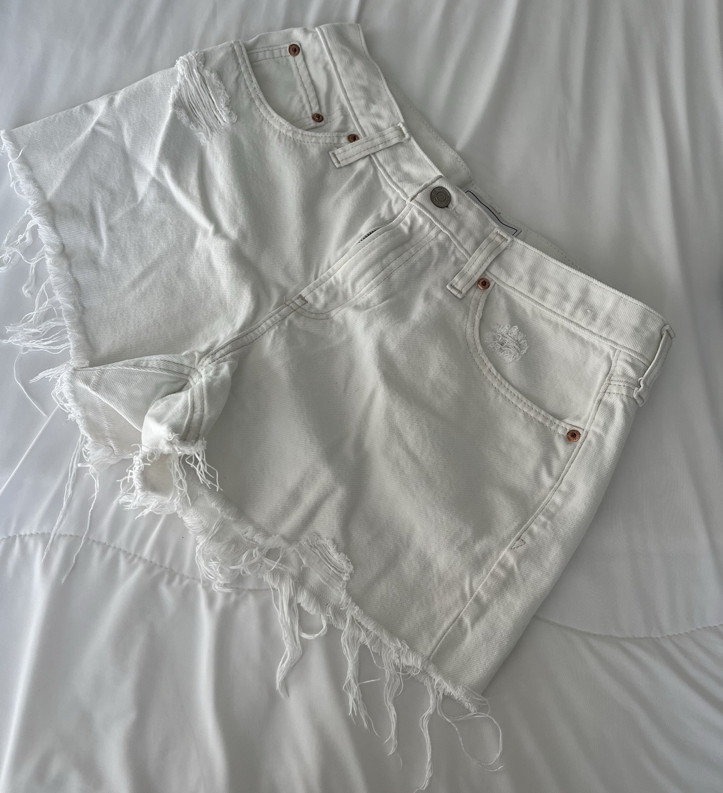 GAP Women’s White Denim Cut Off Shorts, Size 28, 6″ Inseam, Mid Rise, Zip (E1)