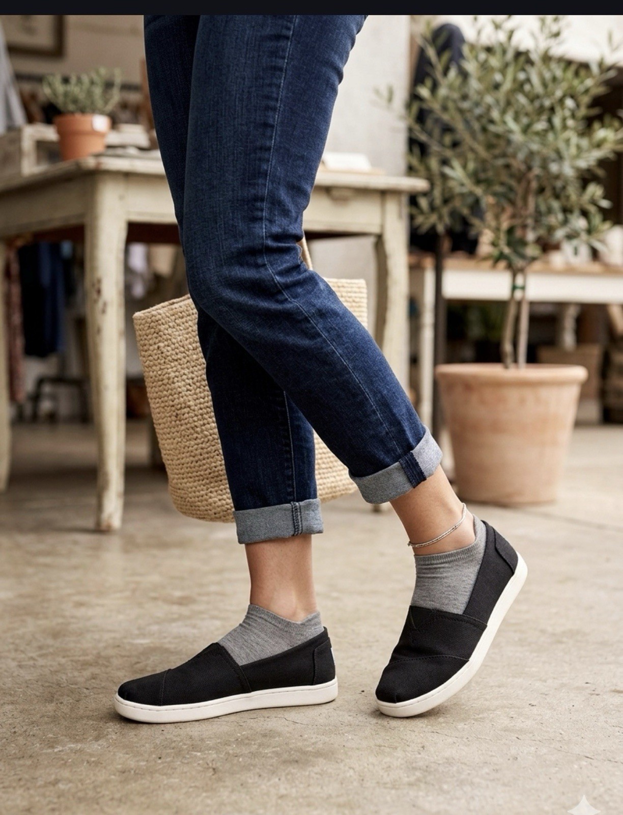 TOMS Black Canvas Slip-On Flats Round Toe Logo Accent Women’s US 5 EU 35.5