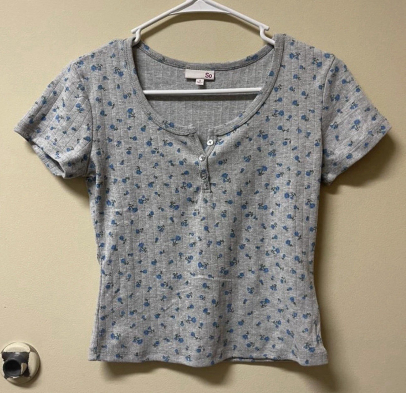 So Women’s Gray/Blue Floral Knit Henley Button Accent Short Sleeve Top S
