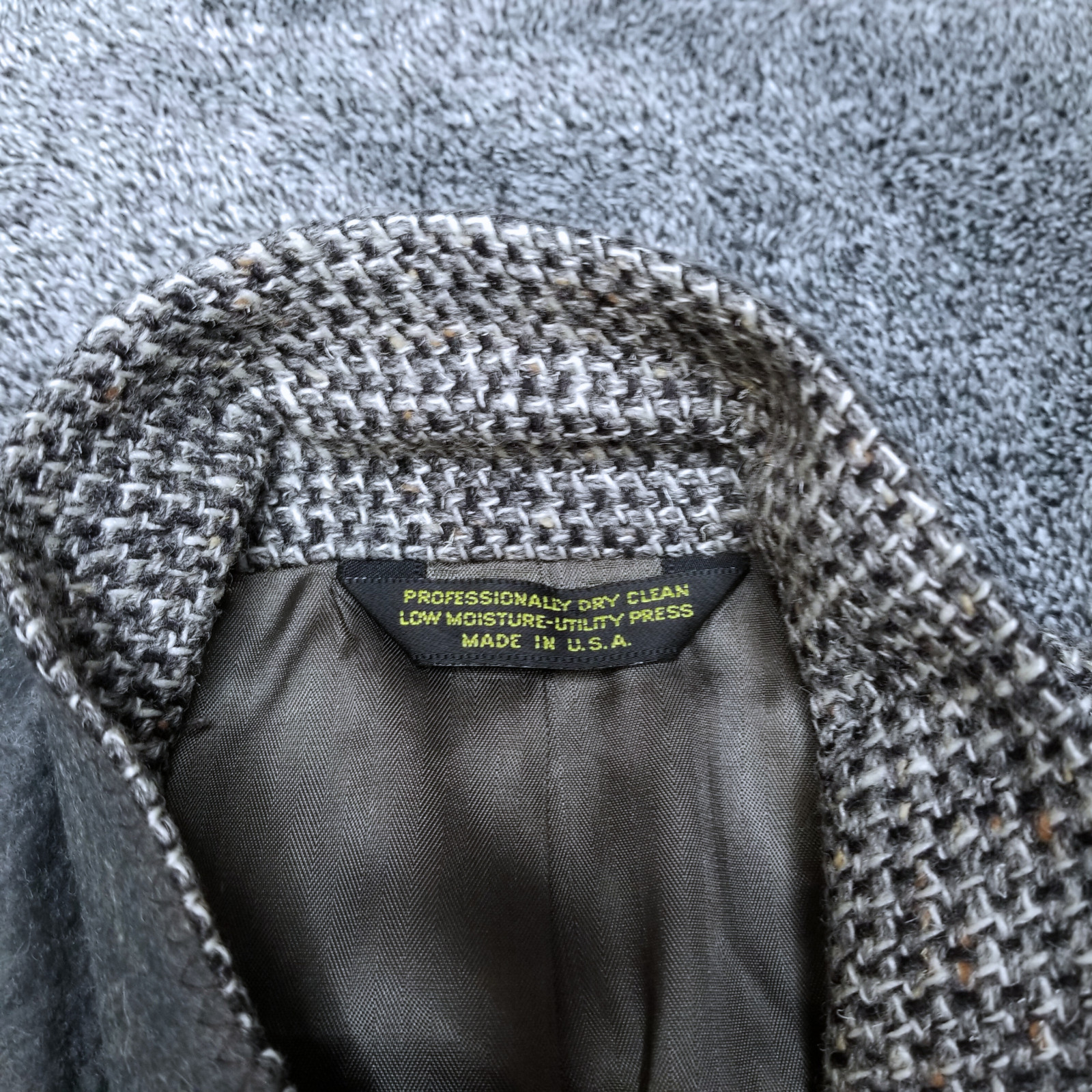 Vintage Montgomery Ward Gray Barley Tweed Men Blazer 38R Sport Coat Jacket Good