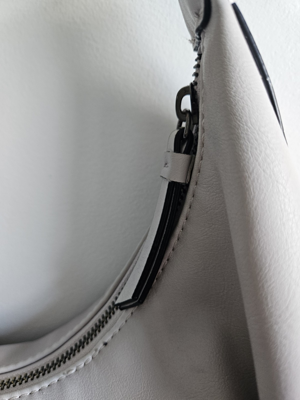 Simply Vera Vera Wang Gray Shoulder Bag Zip Closure Inner Pockets Black Hardware