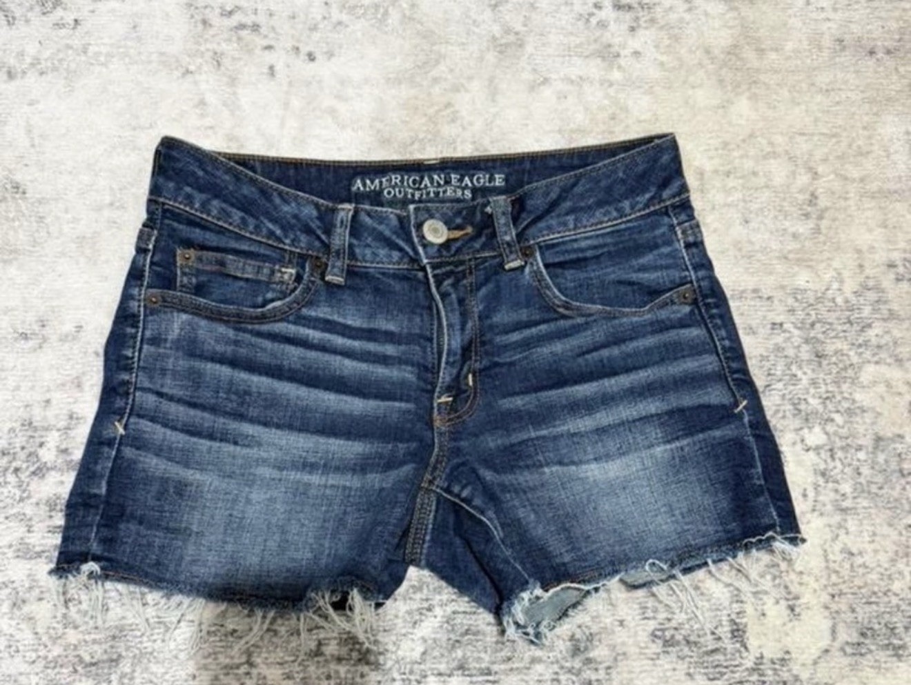 American Eagle Outfitters Women’s 6 Blue Denim Cut Off Shorts Frayed Hem