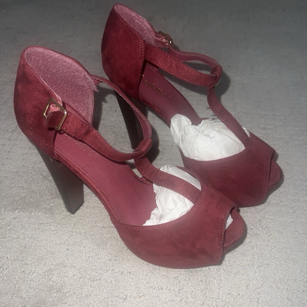 Breckelle’s Burgundy Ankle Strap Peep Toe Block Heel Strappy Pumps 9