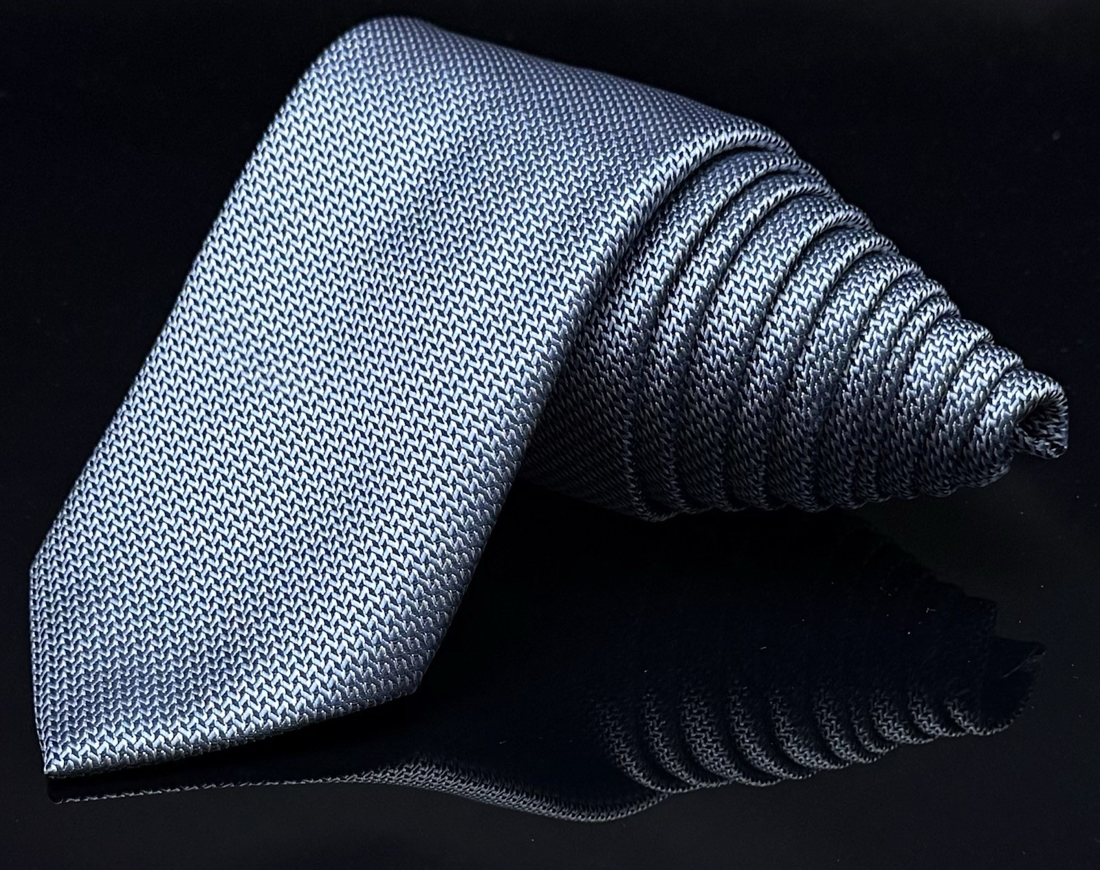 MICHAEL KORS MK Blue Textured Pattern Neck Tie Classic Length 57″-60. 100% Silk
