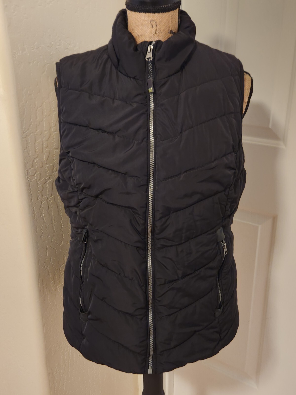 Green Tea Women’s Size L Black Quilted Sleeveless Zip Up Vest