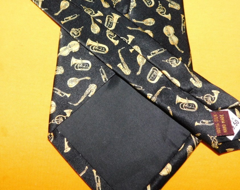 MUSEUM ARTIFACTS BLACK/YELLOW MUSICAL INSTRUMENTS MOTIF TIE – NWT – NECK TIES.