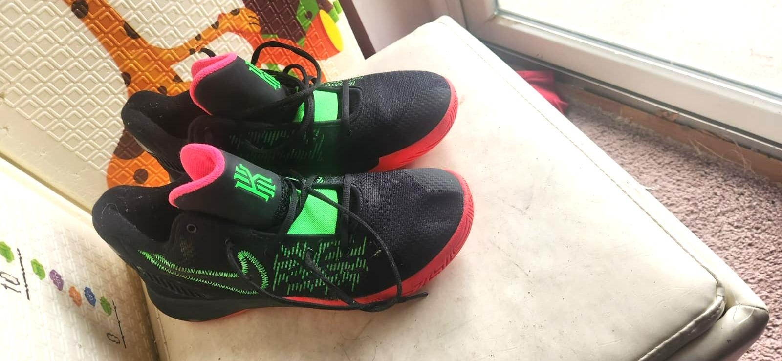 Nike Kyrie Flytrap 2* in the “Black / Hyper Pink