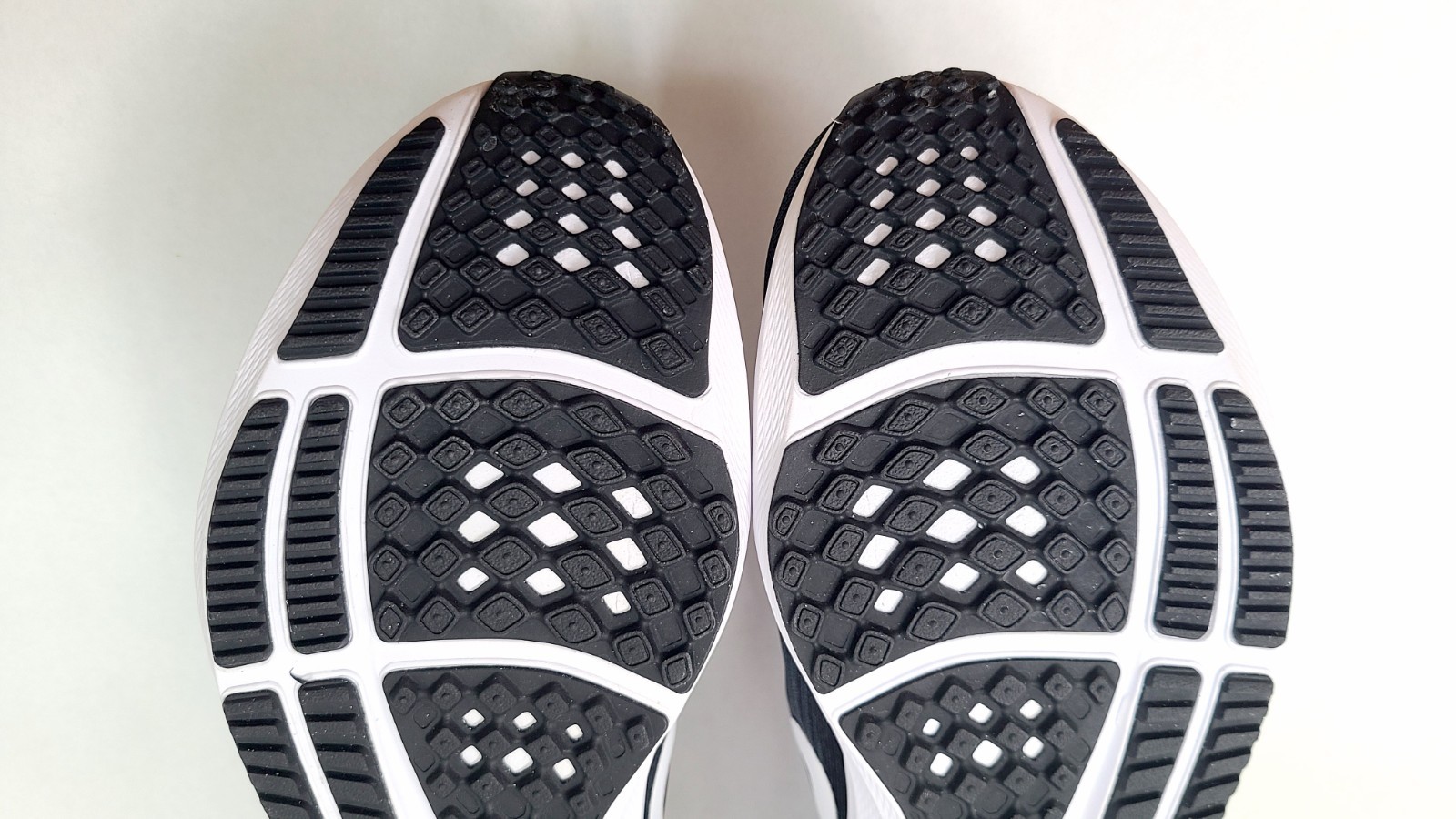 Nike Air Zoom Pegasus 39 Running Shoes Men’s Size 13 Black White DH4071-001 NEW