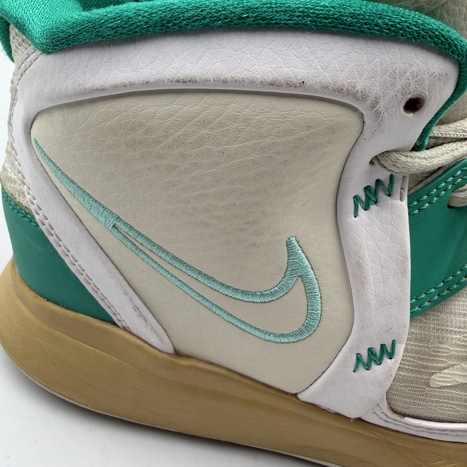 Boy’s Nike Sue Bird x Kyrie Infinity “Golden Tribute” SIze 7Y or W8.5 DD0334-002