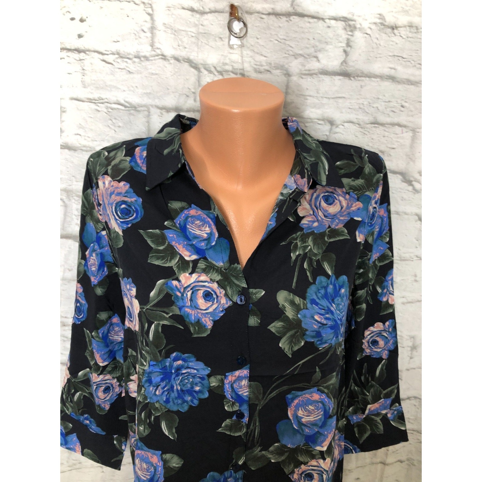 T TAHARI Semi-Sheer Midnight Rose Print Button-Down Top Size Medium
