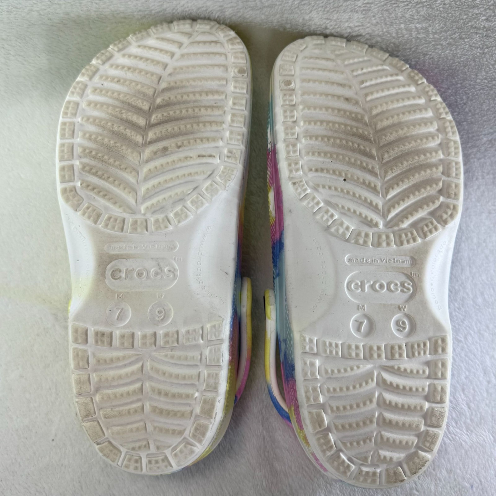 Crocs Classic Tie-Dye Graphic Clogs Size W9/M7 Yellow/Blue/Pink Multicolor