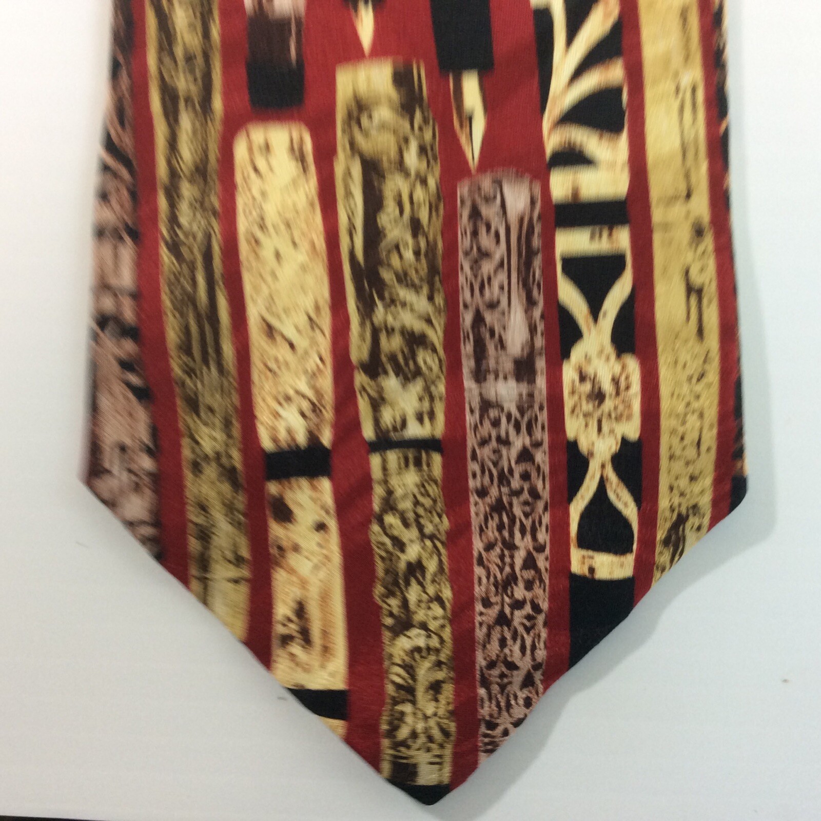 Museum ARTIFACTS MENS TIE NECKTIE 3.75 in USA All Silk Gold Red Brown
