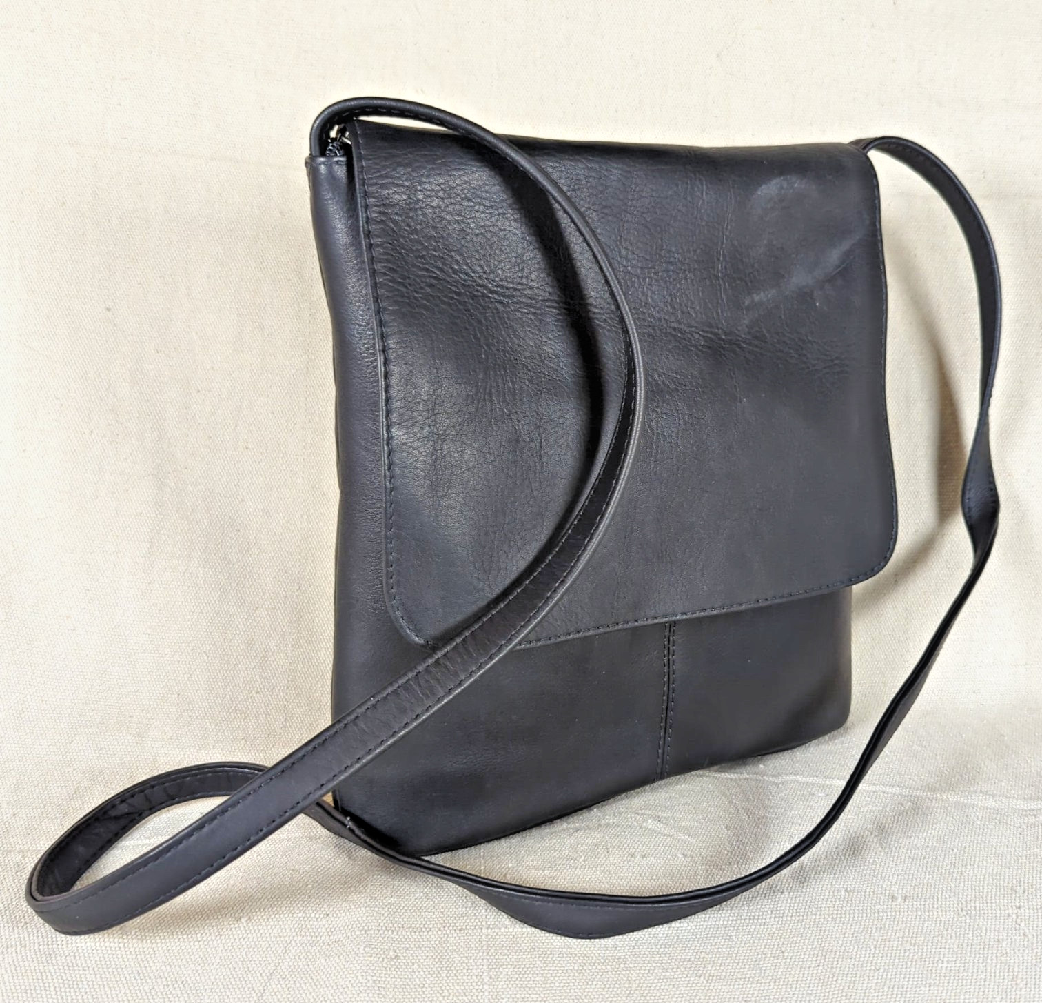 Le Donne Genuine Leather Crossbody Messenger Bag Black Flap Over Zip Purse