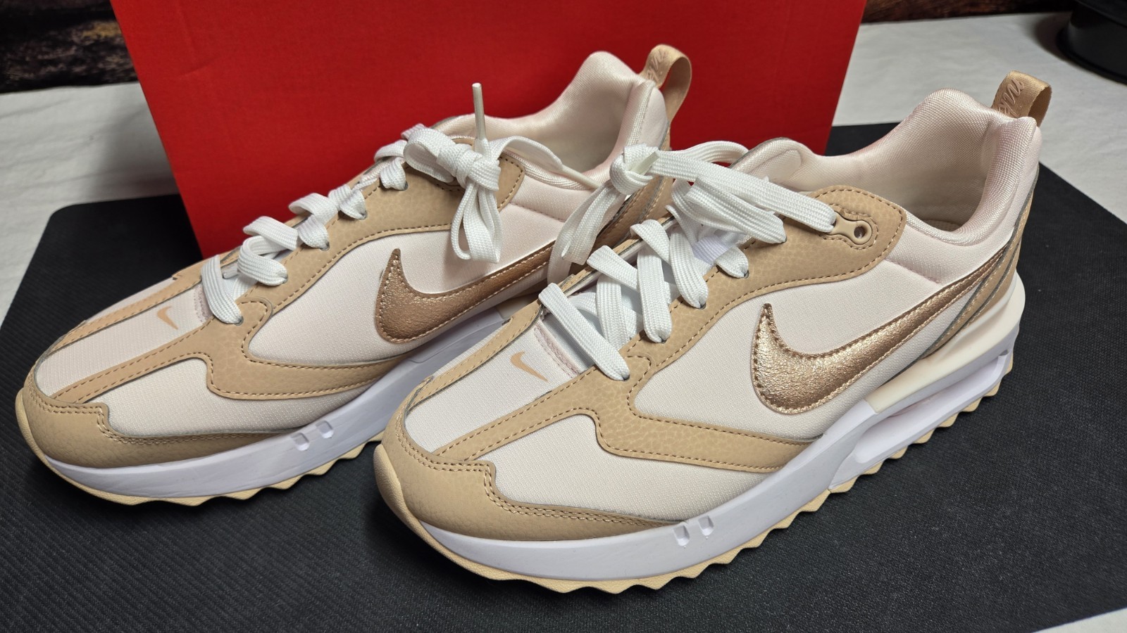 Size 9.5 – Nike Air Max Dawn Light Soft Pink 2022