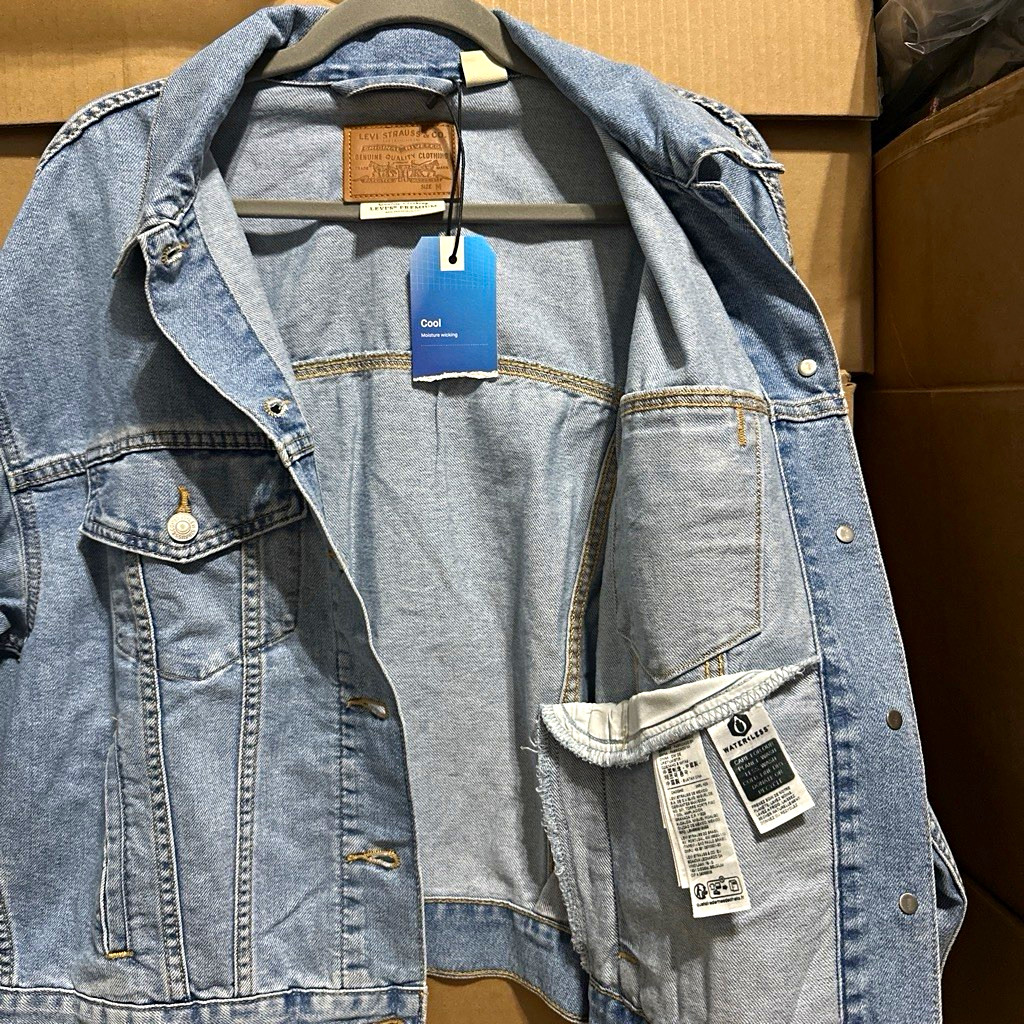 Levi’s Premium Trucker Jacket Women’s M Blue Relaxed Button Front Pockets