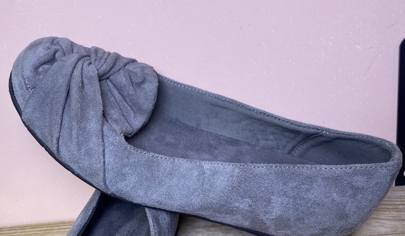 Baretraps Womens Size 7.5 Gray Faux Suede Ballet Flats Bow Slip On Comfort Shoes