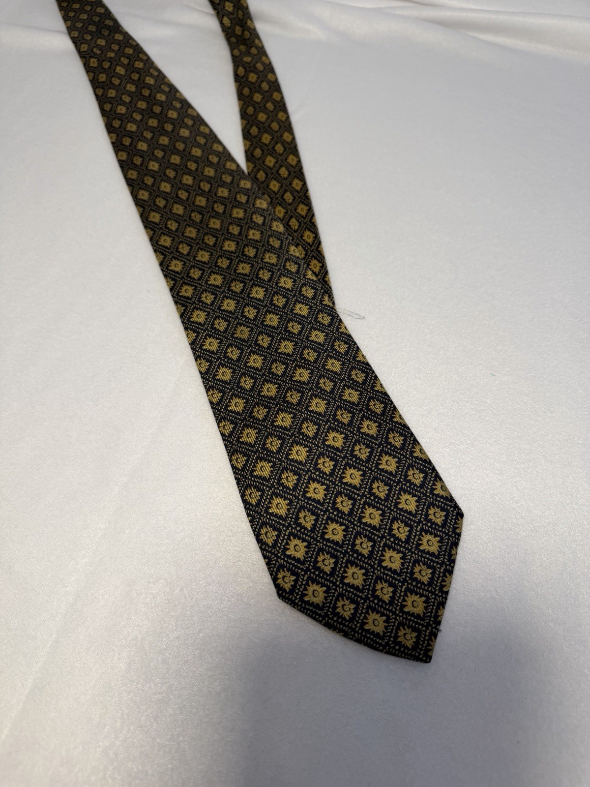 BRIONI Navy Blue Silk Luxury Tie w Gold Medallion Design 60” X 3.7”