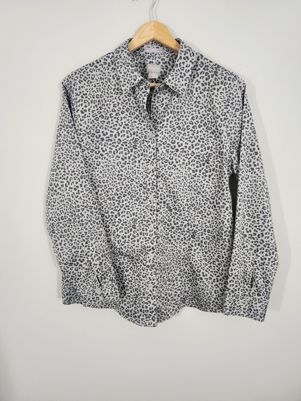 Chicos Womens 1 US MED No Iron Cool max button up Neutral Animal Print leopard