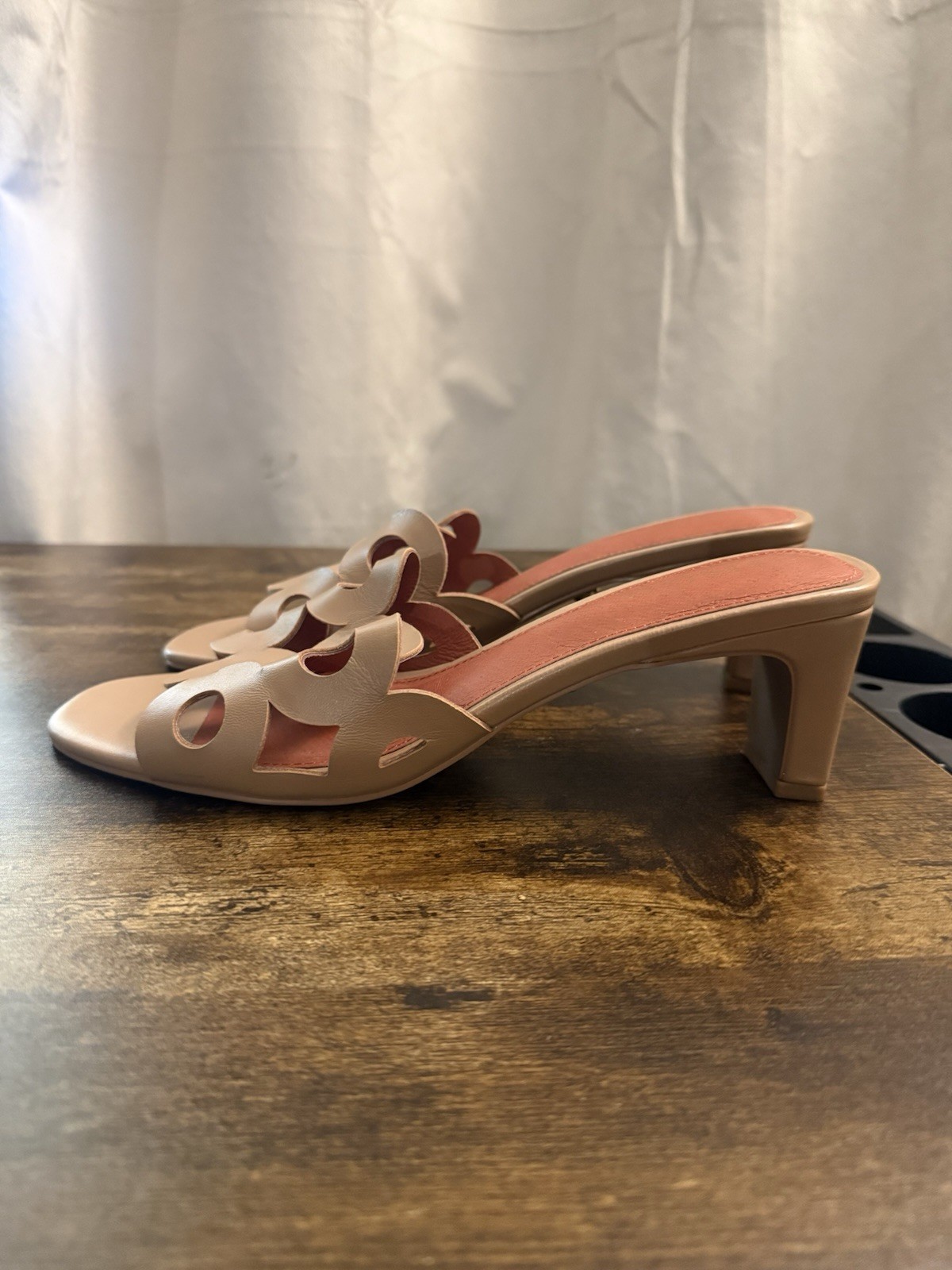 CECELIA NEW YORK Beige Cutout Circle Slide Mules size 8.5