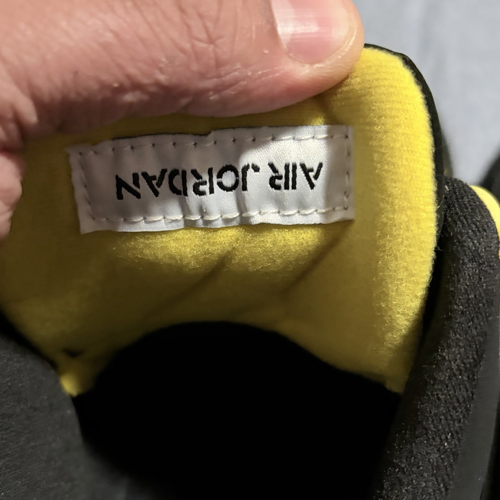 Jordan 4 Retro Thunder. Black/Tour Yellow DH6927-017