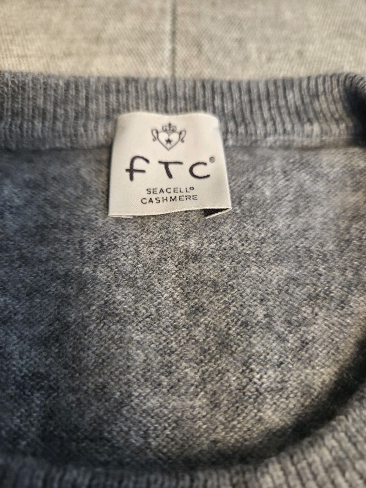 FTC Men’s Gray Cashmere Sweater with Seacell – Sz M (Super light weight & soft)