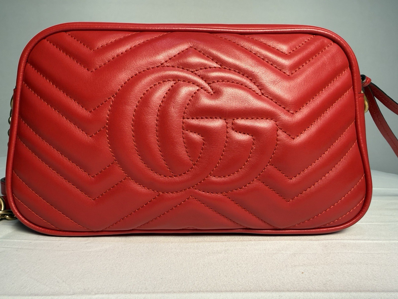 Gucci GG Marmont Red Matelasse Chevron Quilted Logo Zip Gold Chain Strap
