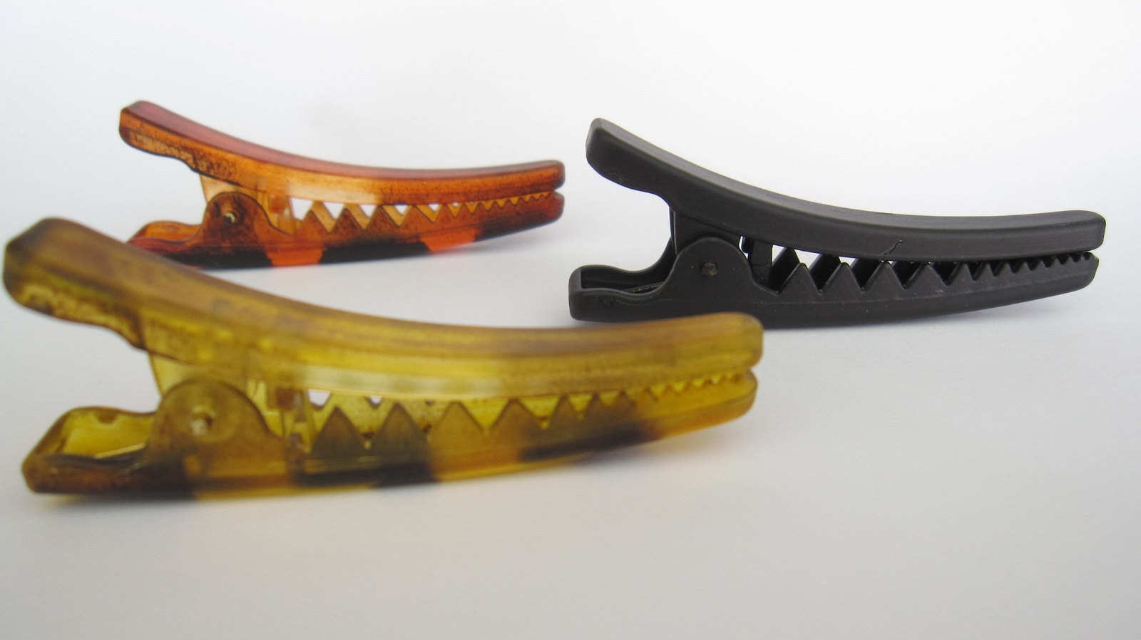 2 1/4 inch black auburn golden acrylic alligator hair clip fine thin hair