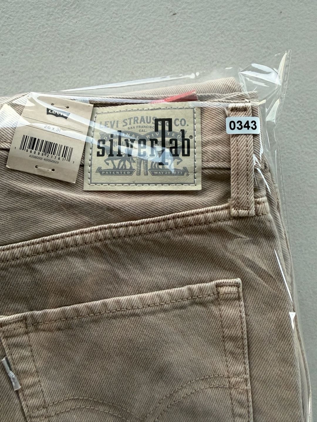 343 Levi’s SilverTab ’94 Baggy Mid Rise Straight Leg Jeans in Tan/Beige