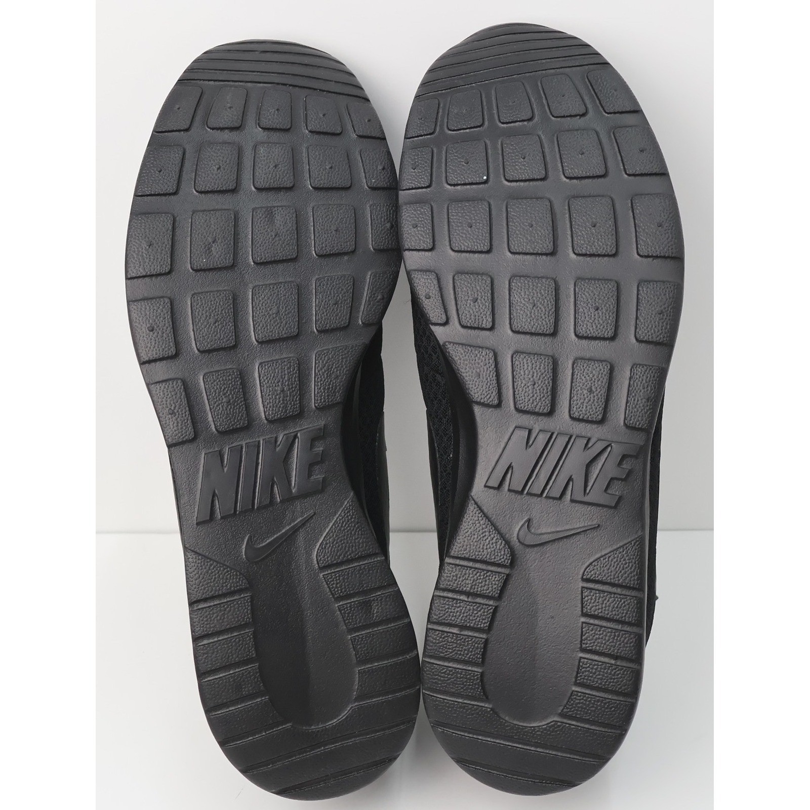 Nike Tanjun Mens Triple Black Mesh Running Shoes Low Top Sneakers Size 13