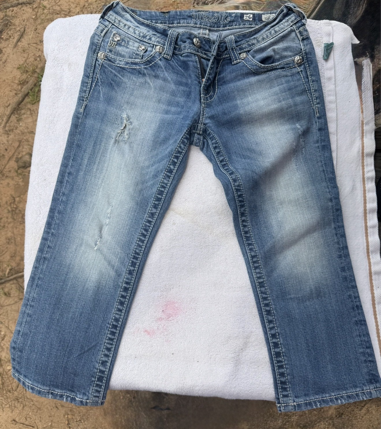 Miss Me Women’s Capri Jeans Slim Fit Low Rise Light Wash Distressed Rhinestone