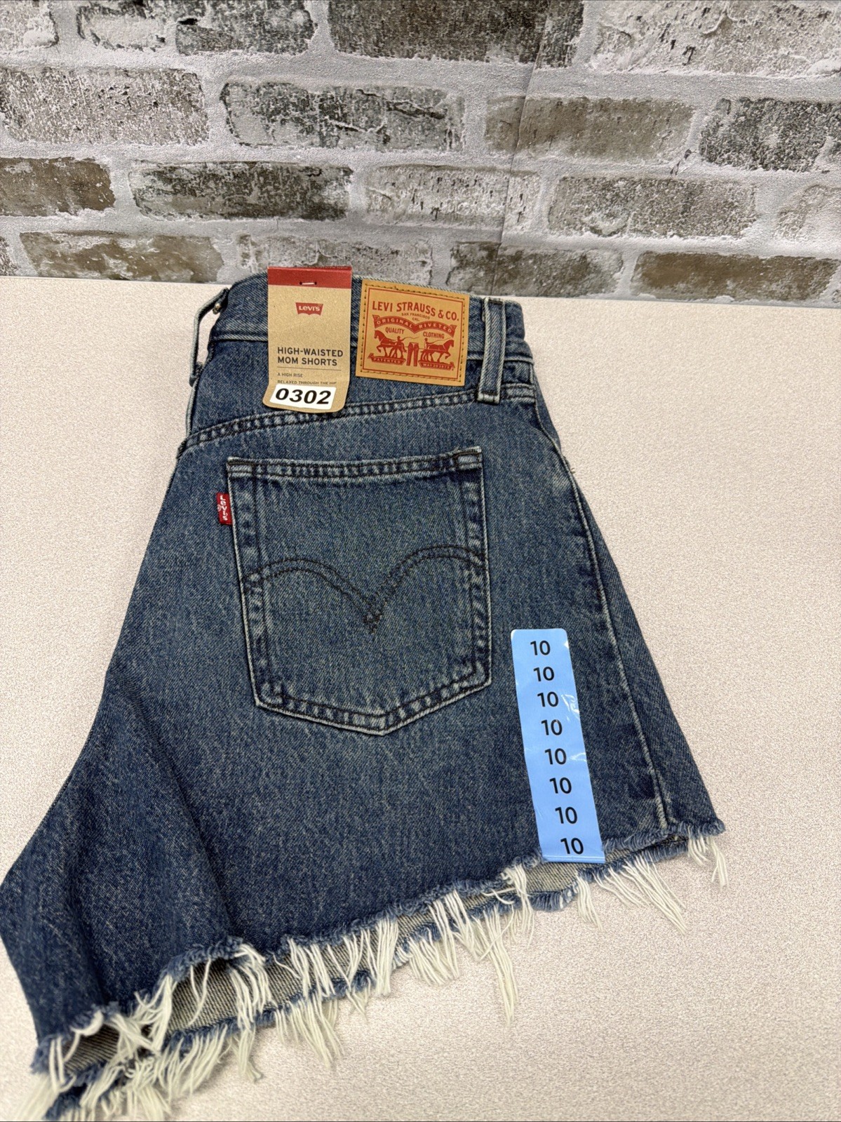 Levi’s Women’s High-Waisted Relaxed Fit 5 Pocket Cotton Denim Mom Short, 30, 10
