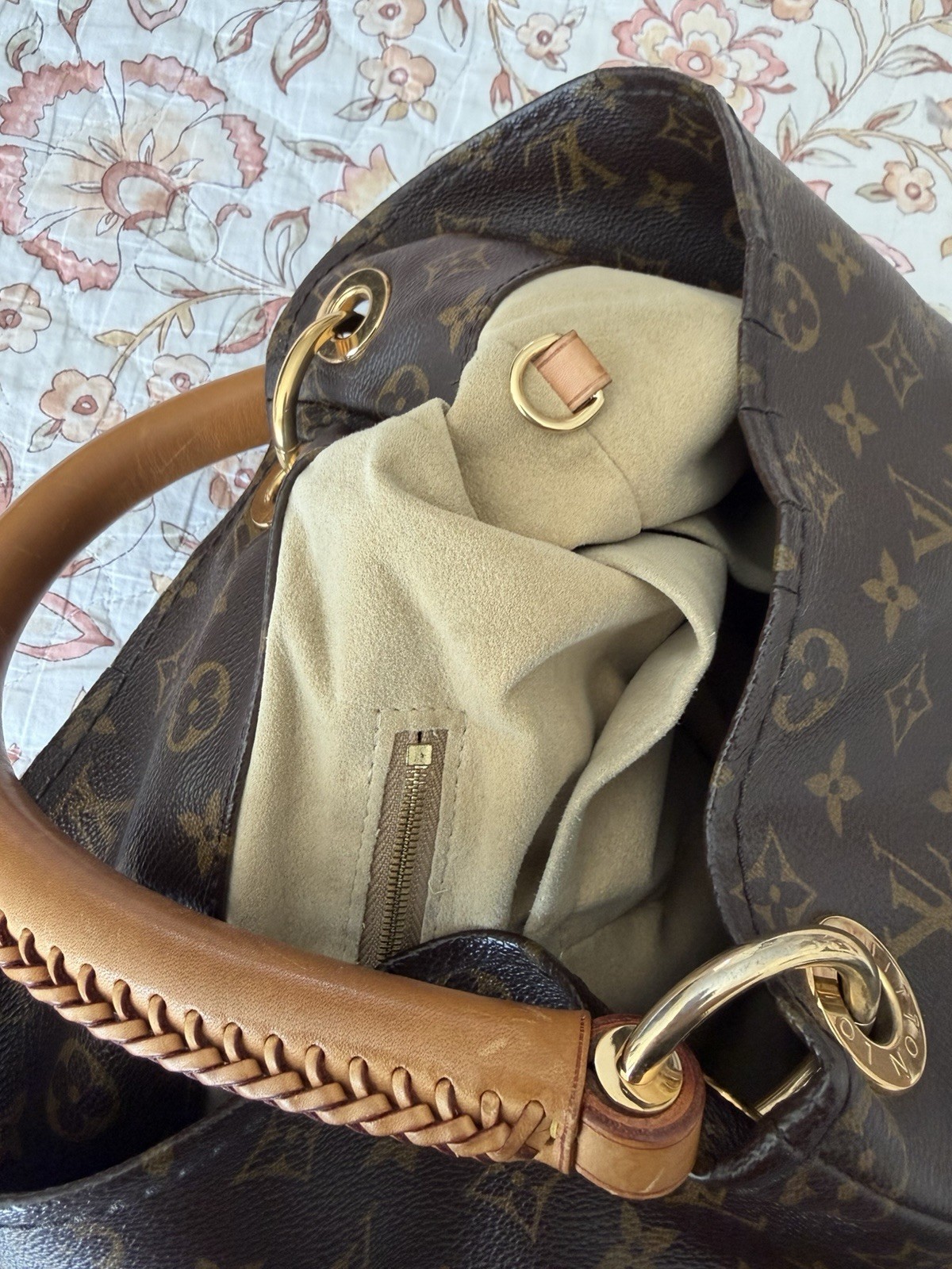 Authentic Louis Vuitton Artsy Monogram MM