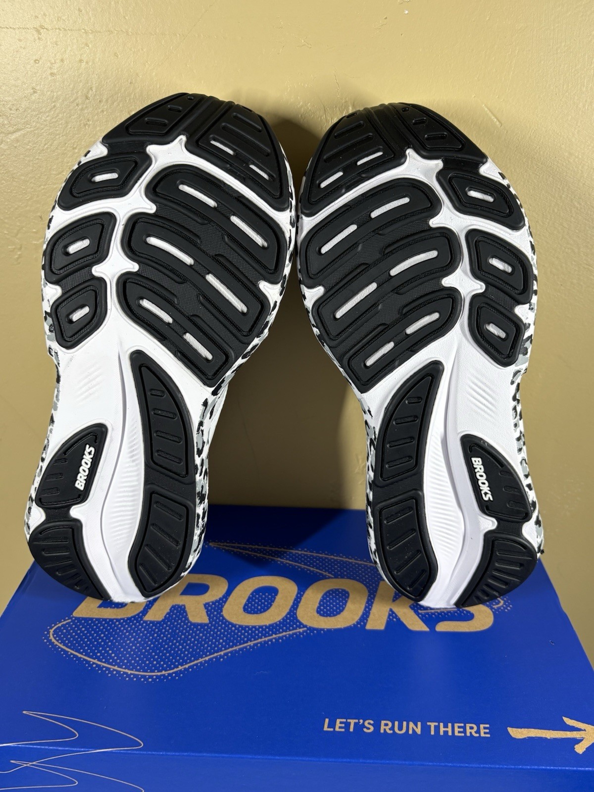 Brooks Revel 9 Shoes White/Ultimate Grey/Blk Leopard 1204891B132 NIB Size 8.5W