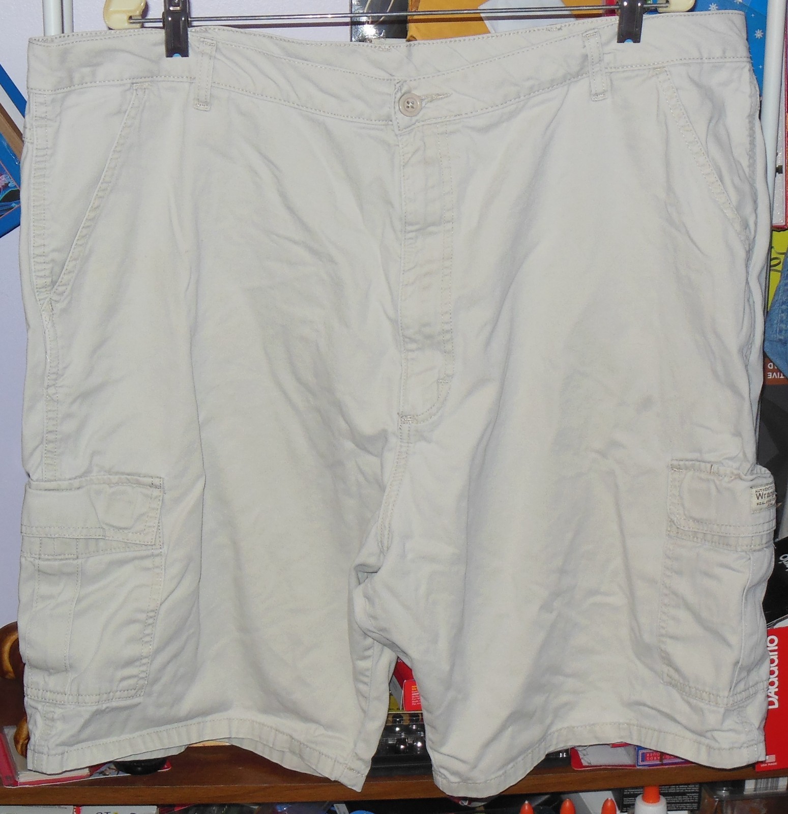 MENS SHORTS WRANGLER CARGO SHORTS BEIGE SIZE 42 SKATER TWO PAIR BEACH GREAT BUY