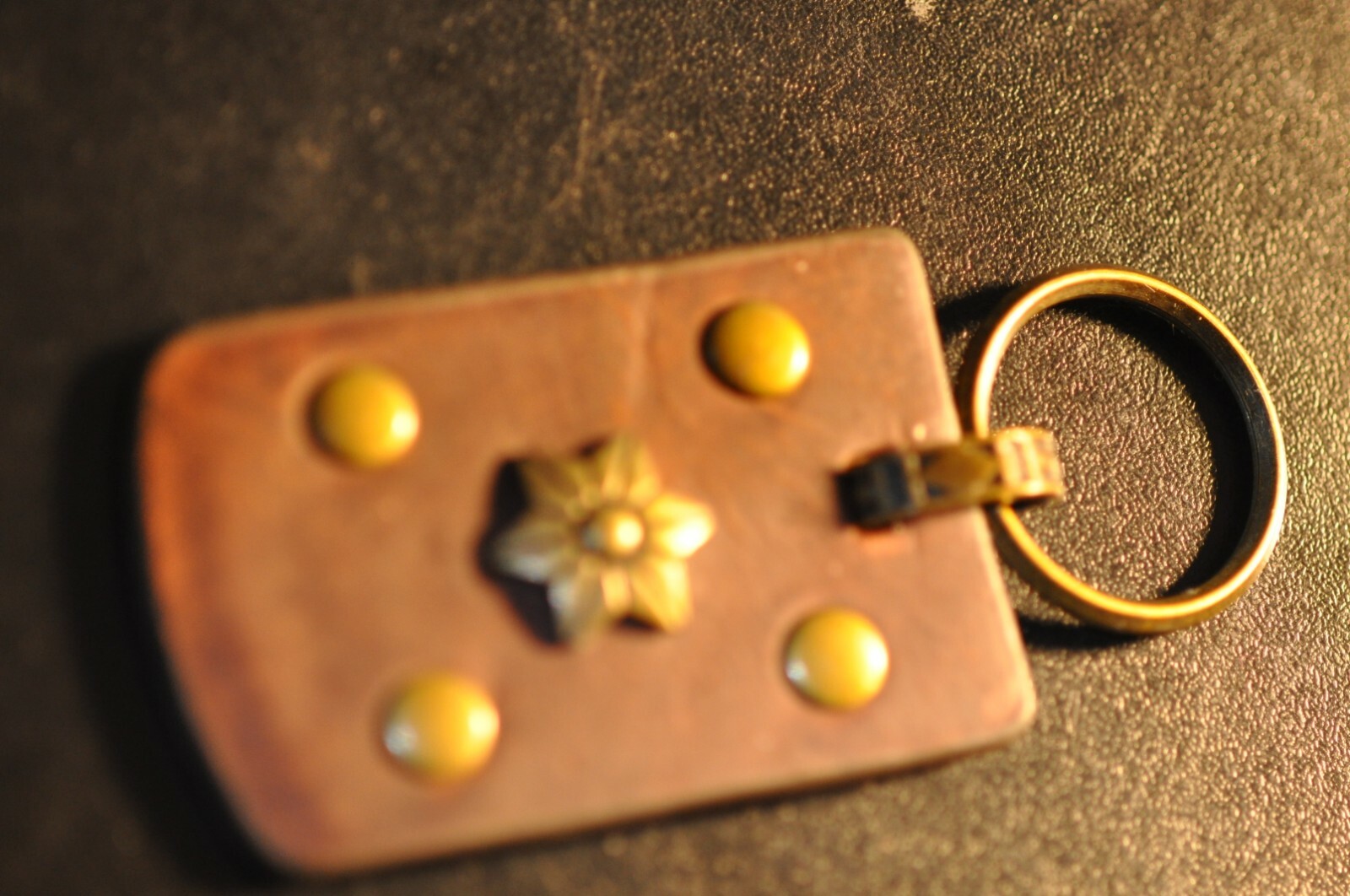 DECORATED LEATHER MEDIUM BROWN KEY CHAIN! CC472XXN