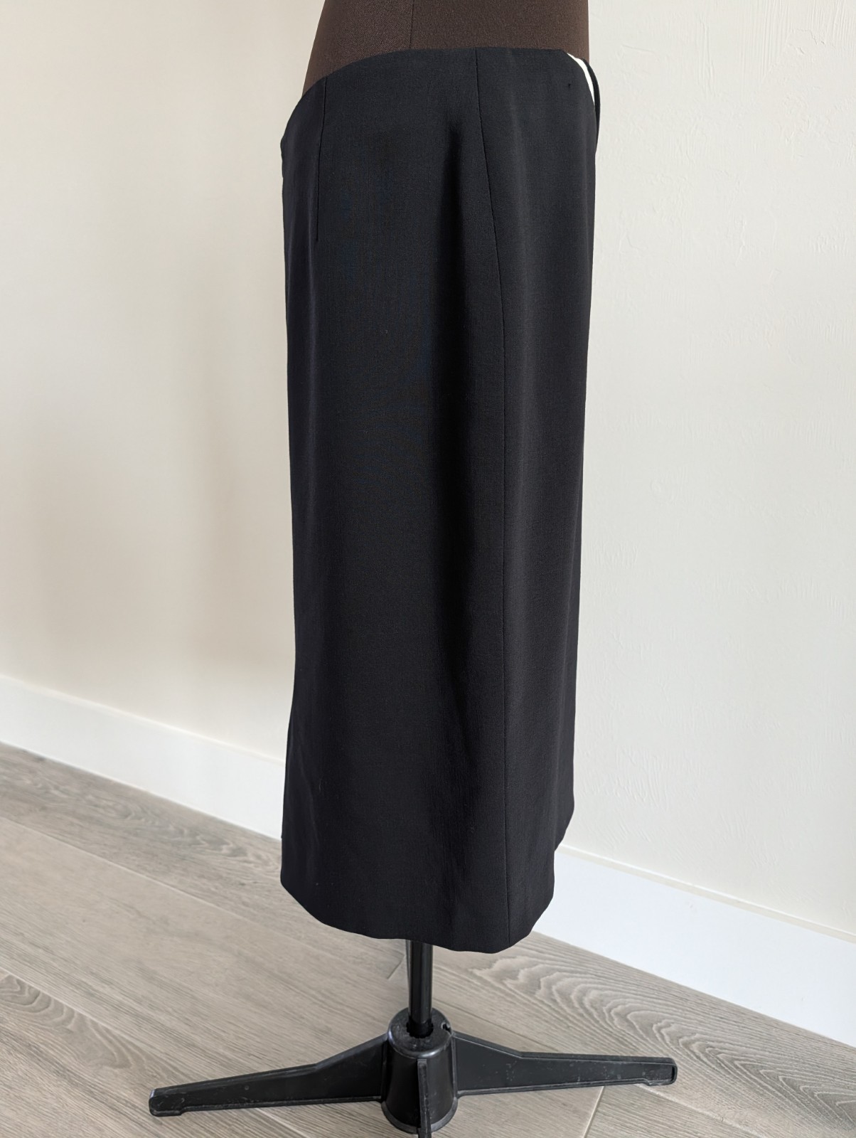 $650 Escada wool black and white straight midi skirt 40 10 L