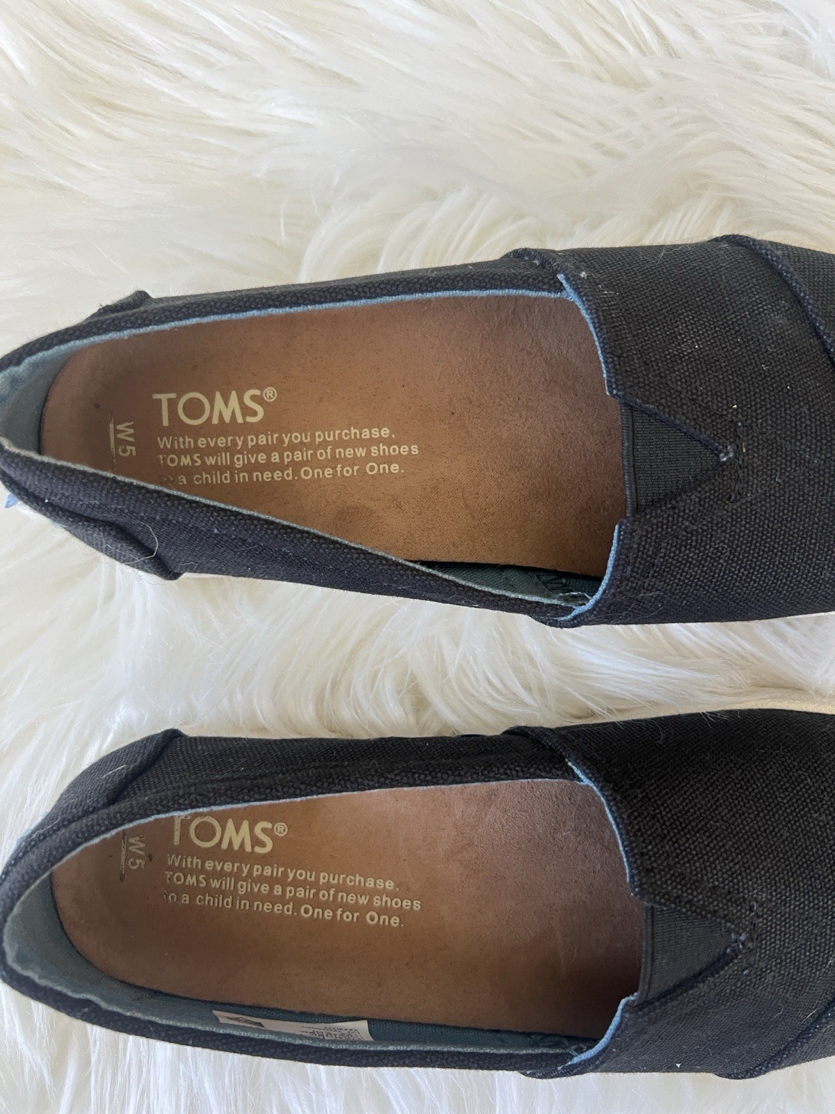 TOMS Black Canvas Slip-On Flats Round Toe Logo Accent Women’s US 5 EU 35.5