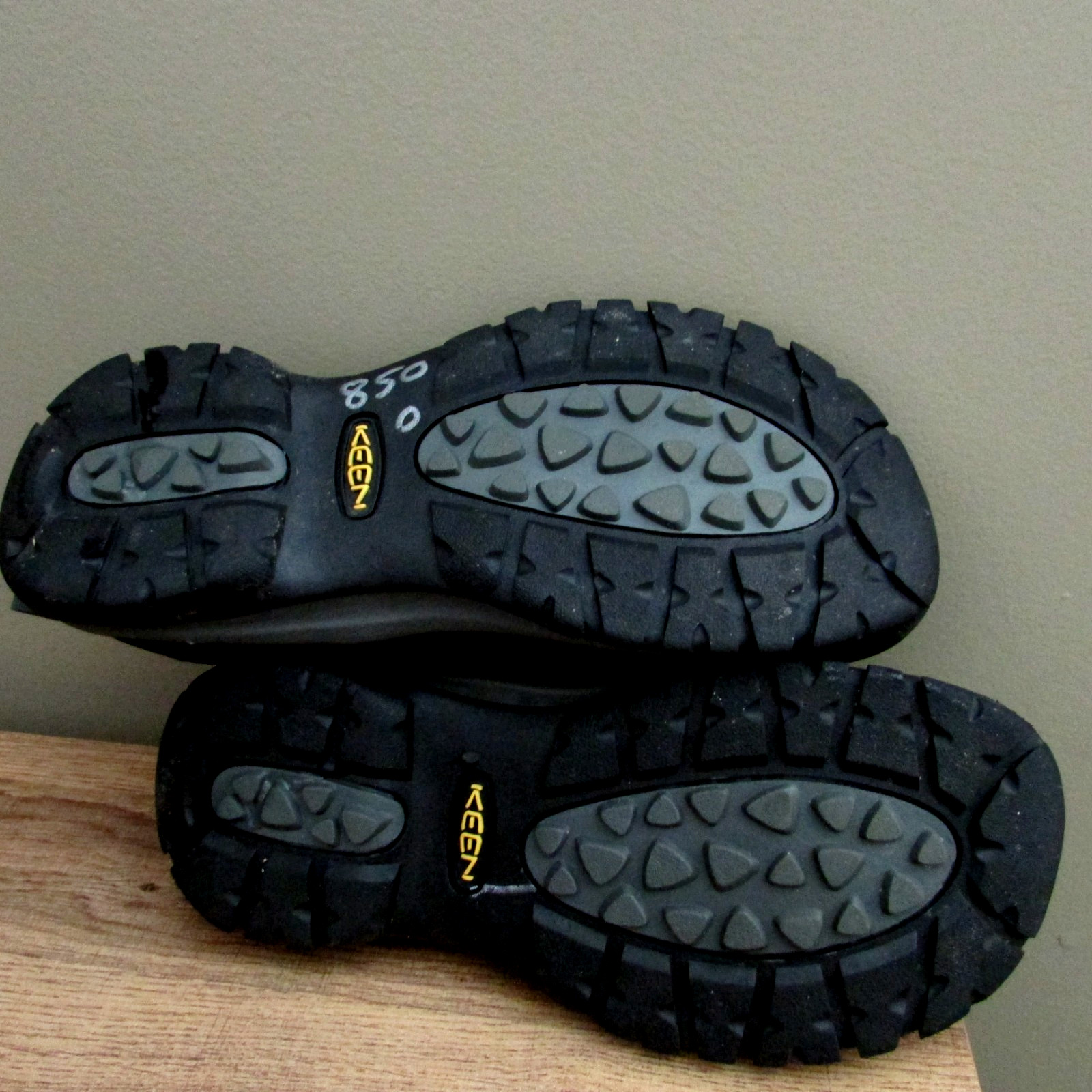 Keen Kaci Oiled Nubuck Leather black slip on Casual Comfort Shoes Sz 9