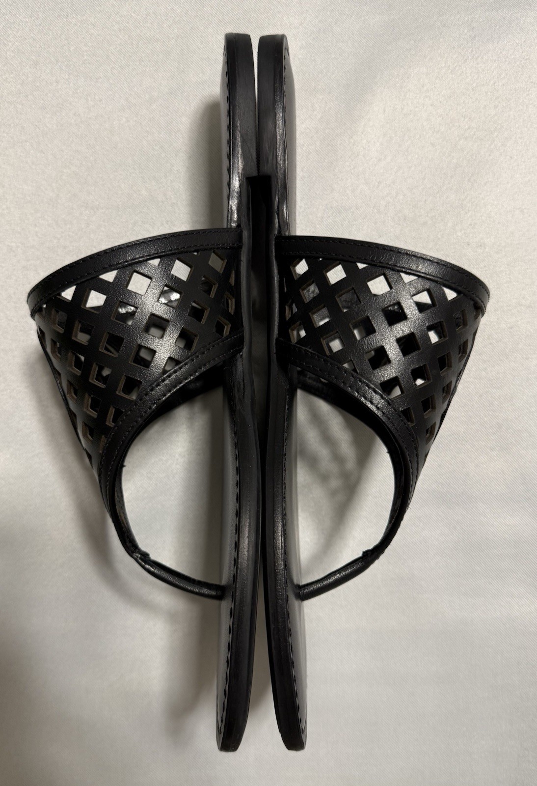 TORY BURCH THATCHED PERFORATED BLACK LEATHER THONG SANDAL . SIZE – 8M