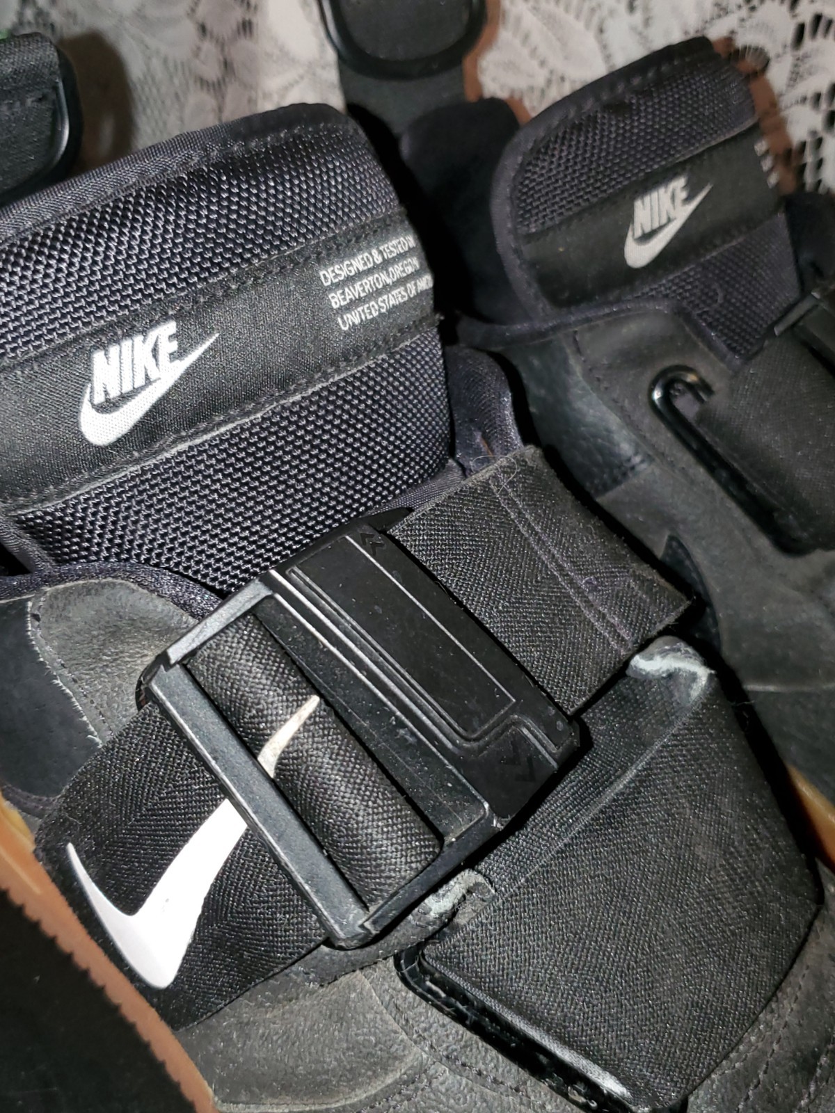 Nike Men’s Low Top Athletic Sneakers Black Solid Buckle Hook & Loop Gum Sole