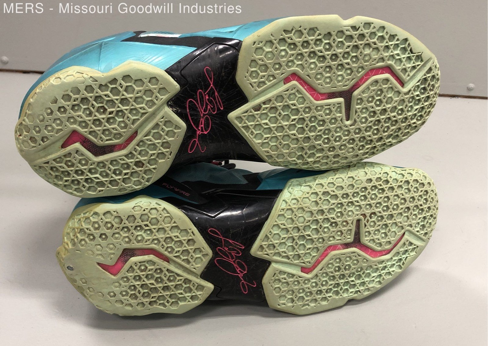 Nike LeBron 11 South Beach Teal Pink Black Basketball Shoes 616175-330 Size 10