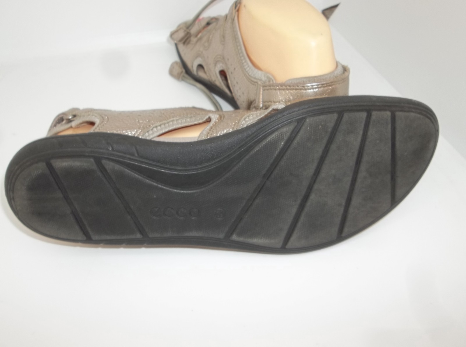 ECCO WOMENS SILVER METALLIC BLUMA TOGGLE GLADIATOR SANDAL SIZE 8 LEATHER
