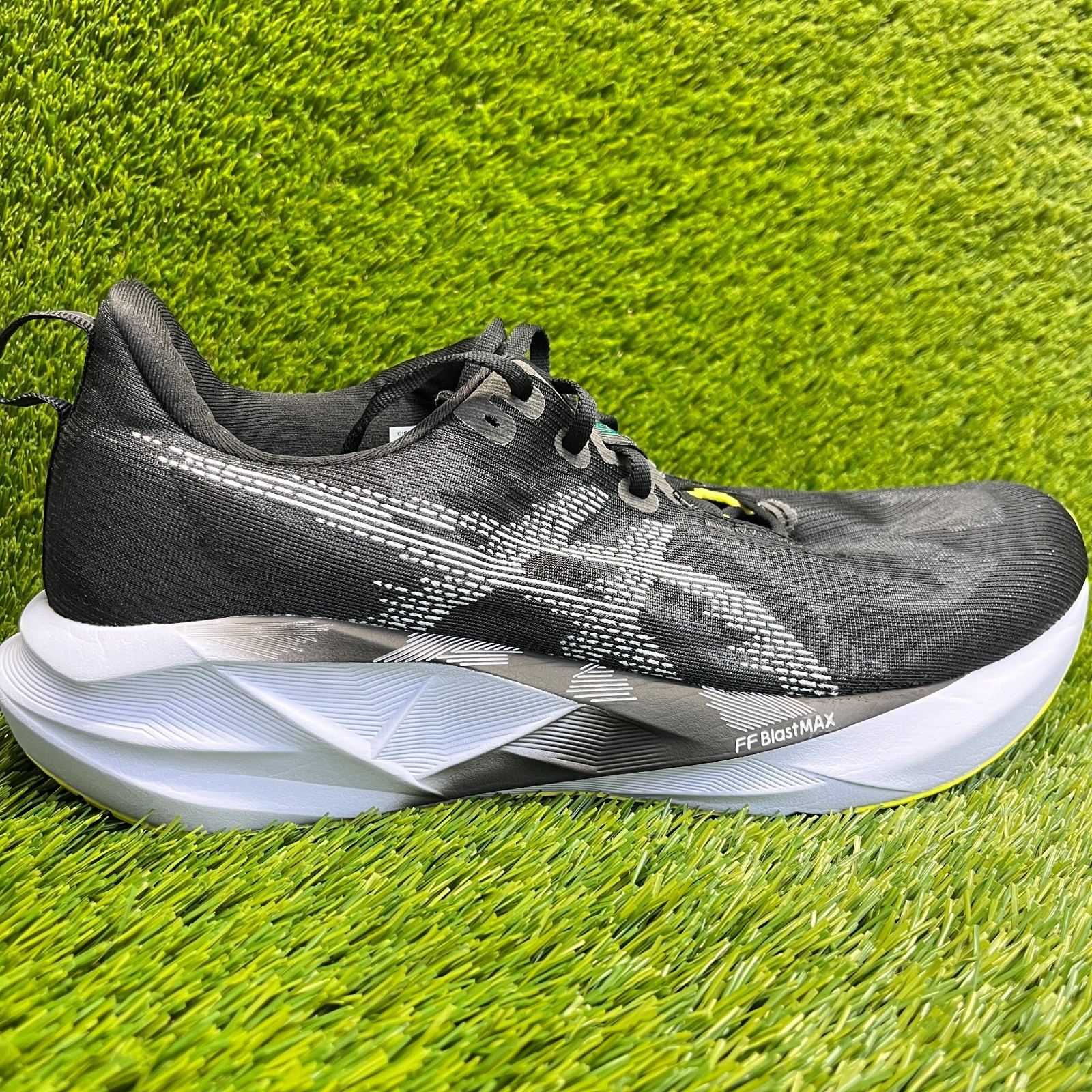 Asics Novablast 5 Mens Size 12.5 Black White Athletic Running Shoes Sneakers